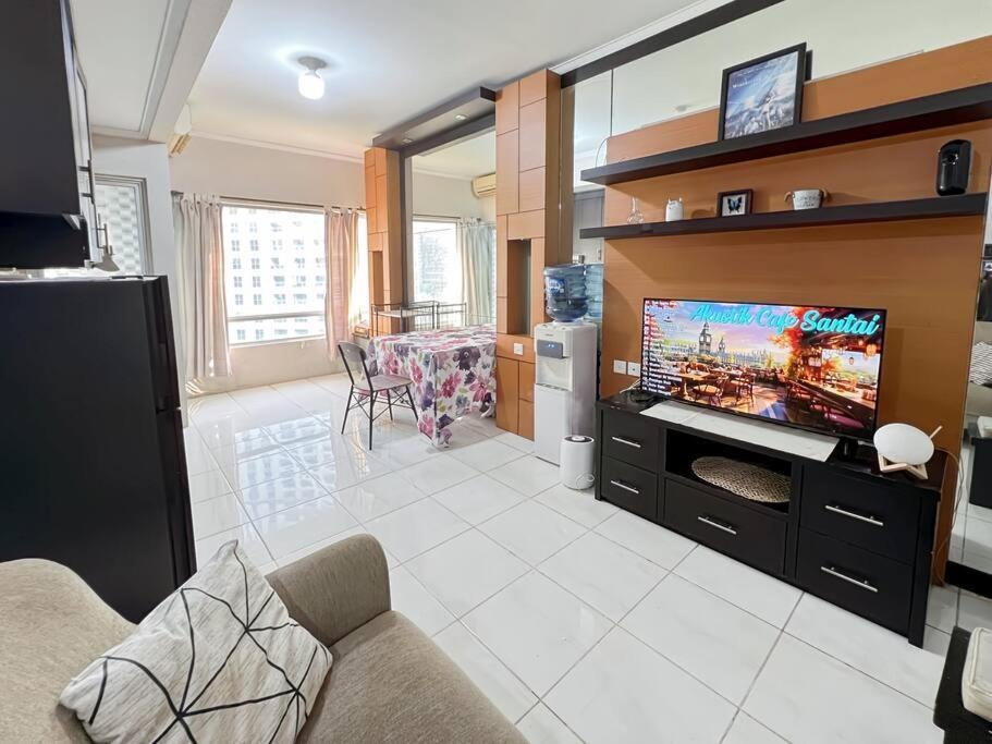 Cozy 2br Sudirman With Pool, Wi-fi, & Netflix By 2ndhome Apartemen
